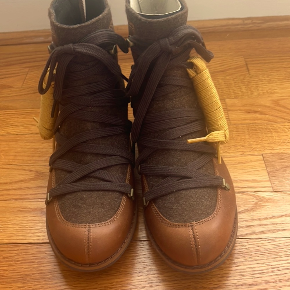 Brand New - Merrell Boots !!Women size 9